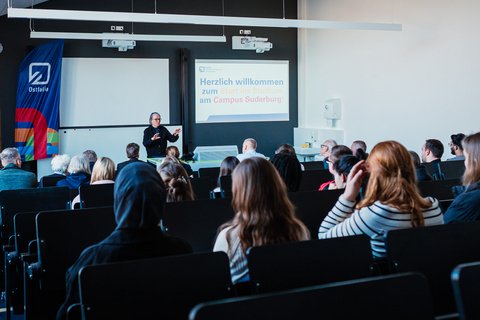 Im Hörsaal: Die neuen Studierenden am Campus Suderburg hören gespannt zu, welche Gedanken Prof. Dr. Ina Schiering ihnen mit auf den Weg gibt. (öffnet Vergrößerung des Bildes)