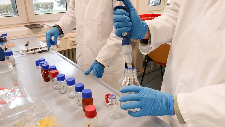 Studierende im Labor 