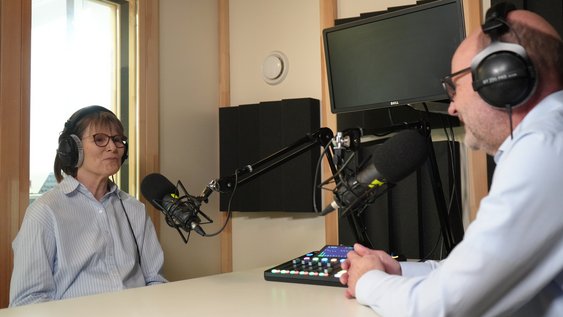 Prof. Dr.-Ing. Dagmar Meyer sitzt Heinz-Dieter Quack im Podcast-Studio gegenüber und spricht über assistive Technologien in Forschung und Praxis.