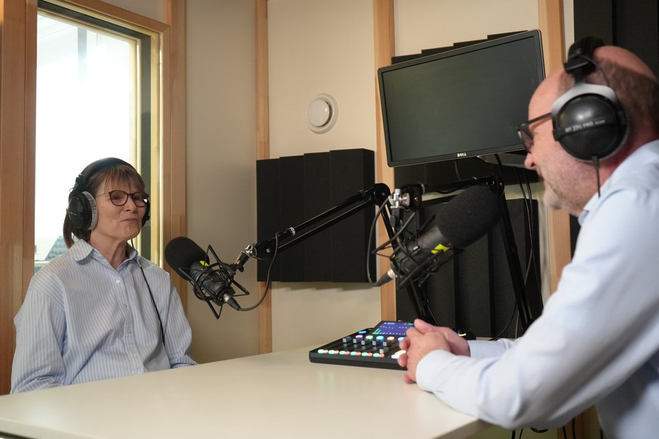 Prof. Dr.-Ing. Dagmar Meyer sitzt Heinz-Dieter Quack im Podcast-Studio gegenüber und spricht über assistive Technologien in Forschung und Praxis.