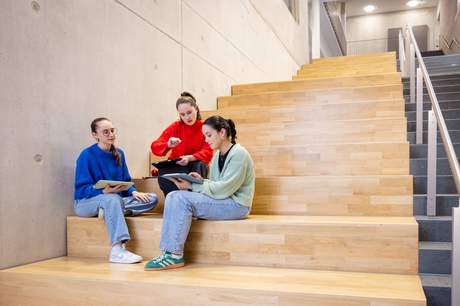 Studierende der Ostfalia Hochschule am Campus Wolfsburg. Dort kann man unter anderem Management im Gesundheitswesen studieren.