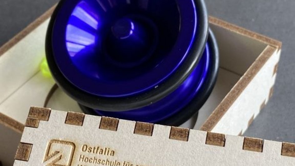 Zu sehen ist ein Yo-Yo in einer Holzschachtel. Das Yo-Yo ist in einem 3D-Drucker gedruckt worden. (öffnet Vergrößerung des Bildes)