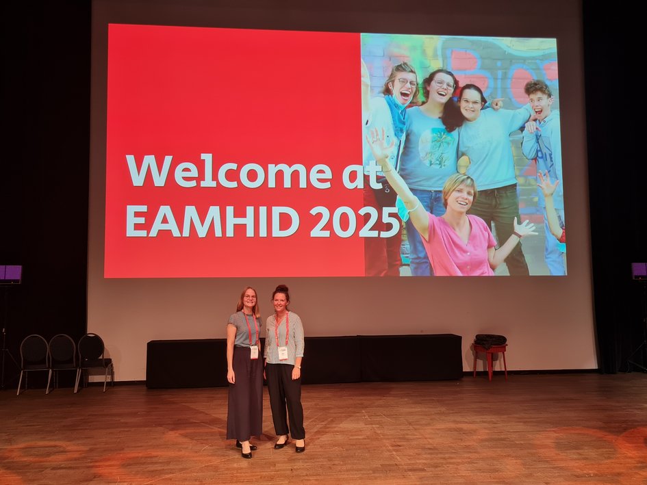 Linda Münch und Kathrin Sophie Förster auf der Bühne des EAMHID-Kongress