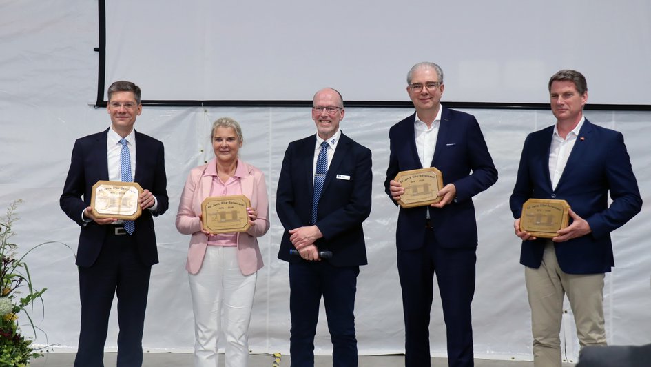 (v.l.n.r.) Christian Hirte (Parlamentarischer Staatssekretär beim Bundesminister für Verkehr), Anke Leue (Präsidentin der Generaldirektion Wasserstraßen und Schifffahrt), Martin Köther (Leiter des Wasserstraßen- und Schifffahrtsamtes Mittellandkanal/Elbe-Seitenkanal), Andreas Kirschenmann (Präsident der IHK Lüneburg-Wolfsburg) und Sebastiaan van Vliet (Bundesverband der Deutschen Binnenschifffahrt e.V.) beim offiziellen Jubiläum am 19. Juni 2026. Foto: Klaus Röttcher/Ostfalia
