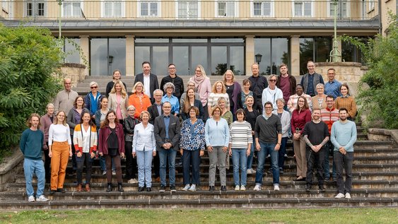 Gruppenfoto aller Mitarbeiter*innen und Professor*innen der Fakultät Soziale Arbeit
