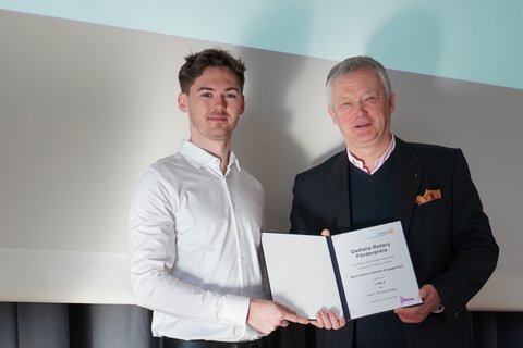 Pressefoto 3 (Nadine Zimmer/Ostfalia): Übergabe des Rotary-Preis: Dr. Thomas Böckmann, Präsident vom Rotary-Club Salzgitter-Wolfenbüttel (rechts) übergab dem Studierenden Thomas Nass den „Förderpreis für besonderes soziales Engagement“ des Clubs in Höhe von 1000 Euro. (öffnet Vergrößerung des Bildes)