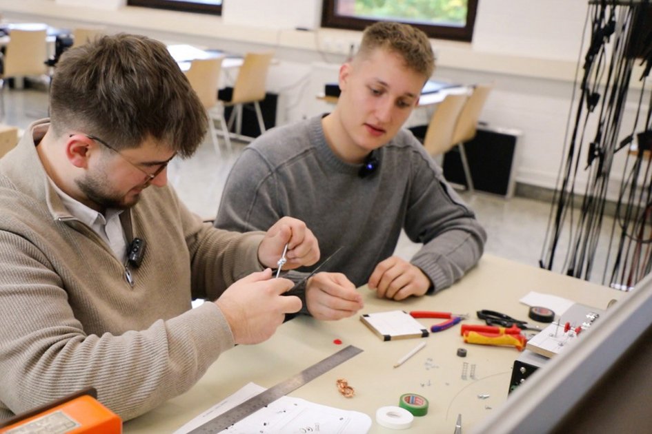 Studierende der Ostfalia Hochschule arbeiten in einem Labor der Versorgungstechnik. Am Campus Wolfenbüttel kann man unter anderem Green Engineering Umwelt- und Energietechnik studieren.
