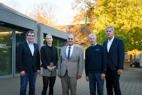 Eröffneten die regionale MINT-Offensive an der Ostfalia (v.l.): Prof. Dr. Udo Triltsch (Fakultät Maschinenbau der Ostfalia Hochschule), Julia Saalmann (Stiftung Kinder forschen), Prof. Dr. Reza Asghari (MdB), Prof. Dr. Christoph Helm (Curt Mast Jägermeister Stiftung), Jan Erik Bohling (Stadt Salzgitter). (öffnet Vergrößerung des Bildes)