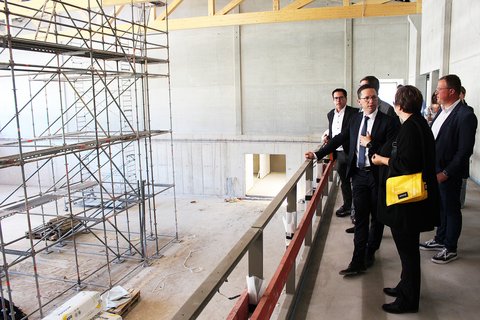 Der niedersächische Minister für Wissenschaft und Kultur, Falko Mohrs (2. von links), besucht die Baustelle der neuen Ostfalia-Turnhalle am Exer in Wolfenbüttel. (öffnet Vergrößerung des Bildes)