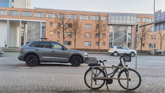 Symbolfoto zum Thema Auto- und Radverkehr. 