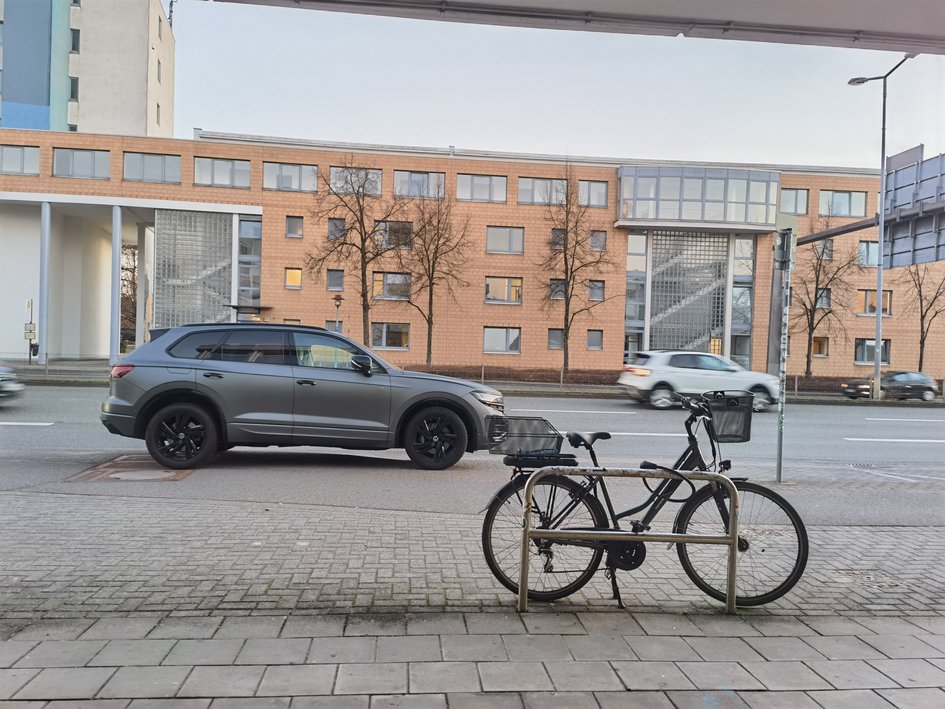 Symbolfoto zum Thema Auto- und Radverkehr. 