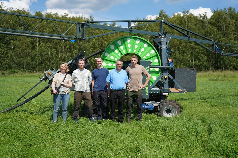 (v.l.n.r.) Andrea Borsat (Land & Forst), Felix Schmidt, Jan Brunhöfer und Prof. Dr. Klaus Röttcher (alle drei INBW) sowie Justus Lange (rain2soil/rainbutler). Foto: Marie Ruhm/Ostfalia