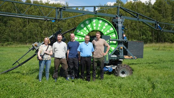 (v.l.n.r.) Andrea Borsat (Land & Forst), Felix Schmidt, Jan Brunhöfer und Prof. Dr. Klaus Röttcher (alle drei INBW) sowie Justus Lange (rain2soil/rainbutler). Foto: Marie Ruhm/Ostfalia