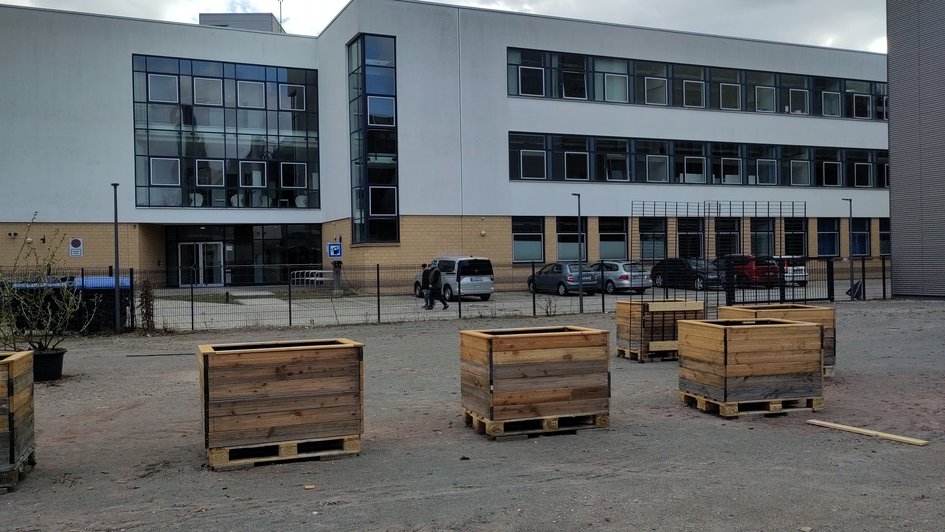 Hochbeete des NawaRo-Garten vor der Ostfalia.