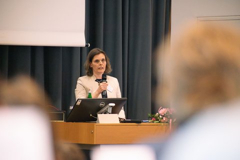 Nahaufnahme der Studiendekanin der Fakultät Versorgungstechnik bei der Absolventenfeier in der Aula der Ostfalia Hochschule (öffnet Vergrößerung des Bildes)