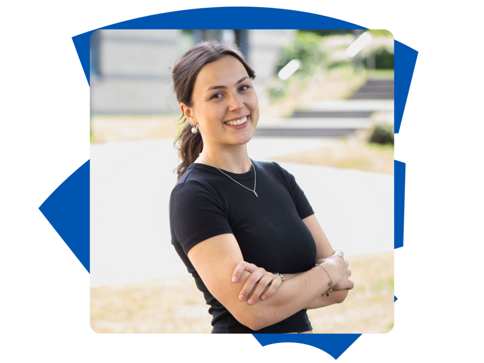 Studentin Frieda der Fakultät Versorgungstechnik draußen am Campus Wolfenbüttel schaut in die Kamera.