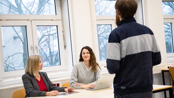 Studierende der Fakultät Versorgungstechnik bei der Zusammenarbeit im Seminarraum