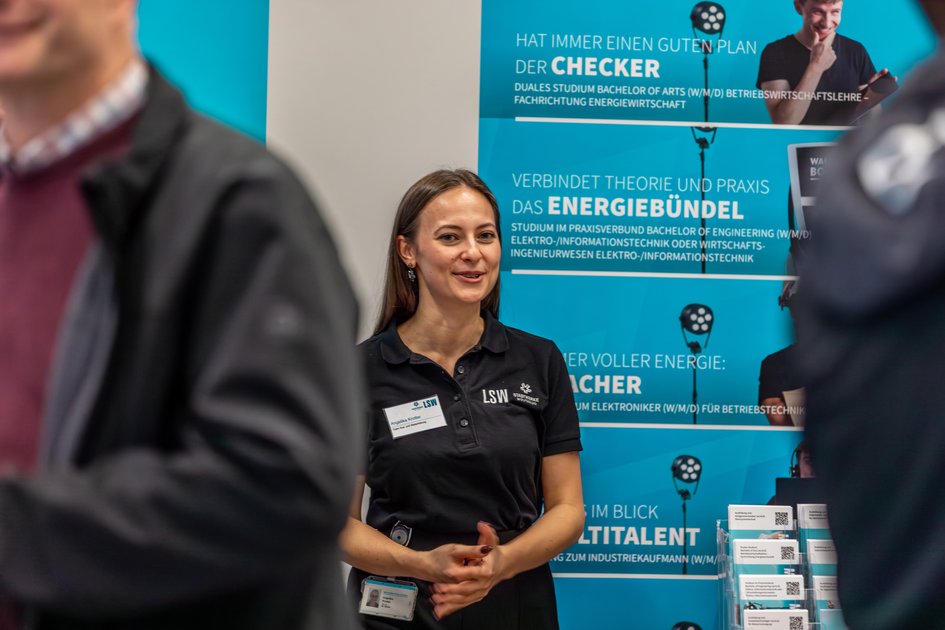 Studieninteressierte informieren sich bei der Recruiting Night Duales Studium der Ostfalia Hochschule. Am Campus Wolfenbüttel kann man unter anderem Wirtschaftsingenieurwesen Elektro- und Informationstechnik im Praxisverbund studieren.