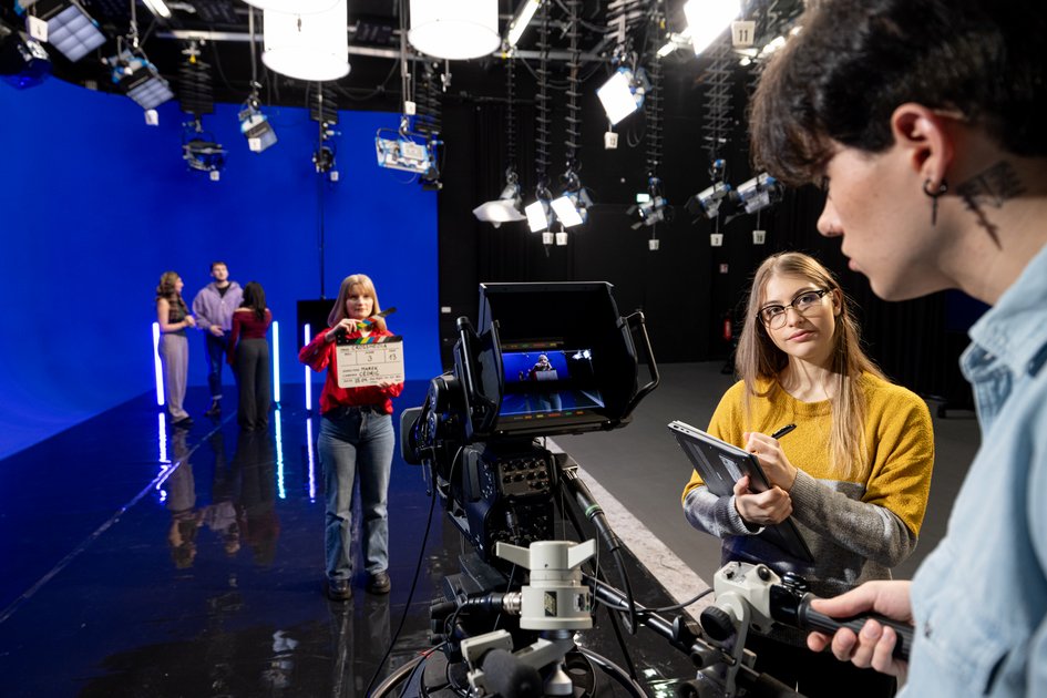 Studierende der Ostfalia Hochschule im TV-Studio am Campus Salzgitter. Dort kann man unter anderem Digitales Storytelling studieren.