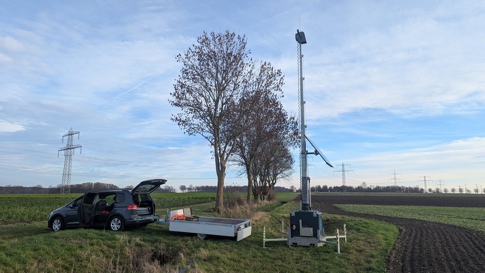 Ein mobiles autarkes Gateway wurde vom Anhänger abgeladen und steht jetzt am Feldrand in Peine. 