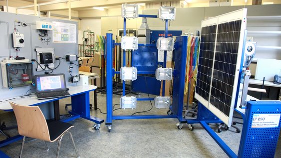 Einblick in das Labor für Elektrotechnik und regenerative Energietechnik