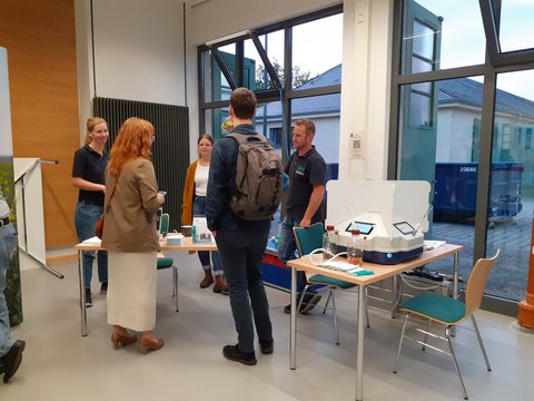 Teilnehmende bei der Recruiting Night 2024 in Wolfenbüttel. Die Ostfalia Hochschule für angewandte Wissenschaften bietet zahlreiche Studiengänge im Praxisverbund an.