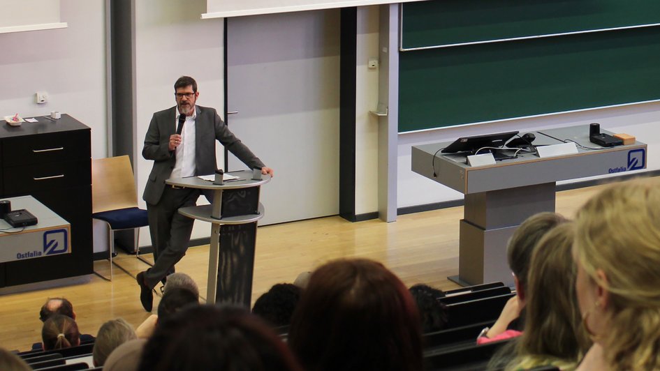 Semesterauftakt am Campus Wolfsburg: Prof. Dr. Thomas Benda, Vizepräsident für Lehre, Studium & Weiterbildung, spricht zu den Erstsemestern.
