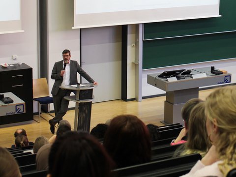Semesterauftakt am Campus Wolfsburg: Prof. Dr. Thomas Benda, Vizepräsident für Lehre, Studium & Weiterbildung, spricht zu den Erstsemestern. (öffnet Vergrößerung des Bildes)