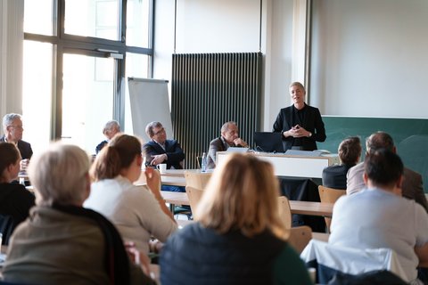 Stiftungsvorsitzende Julia Saalmann beim Auftakt der MINT-Offensive mit der Stiftung Kinder forschen an der Ostfalia Hochschule in Wolfenbüttel. (öffnet Vergrößerung des Bildes)