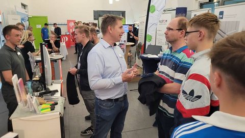 Teilnehmende bei der Recruiting Night 2024 in Wolfenbüttel. Die Ostfalia Hochschule für angewandte Wissenschaften bietet zahlreiche Studiengänge im Praxisverbund an.