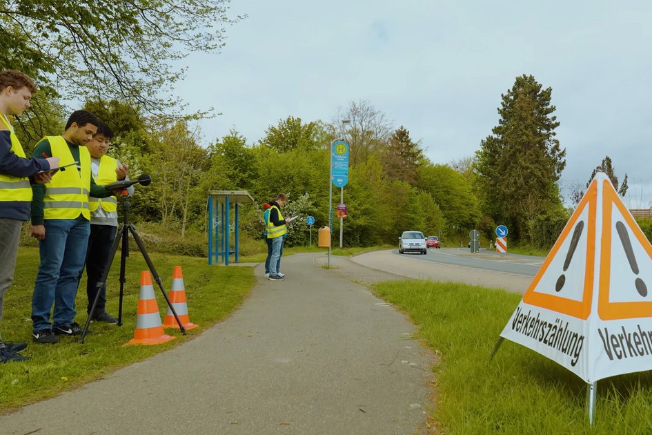 Studierende der Ostfalia Hochschule am Campus Salzgitter. Dort kann man Nachhaltige Mobilität studieren.