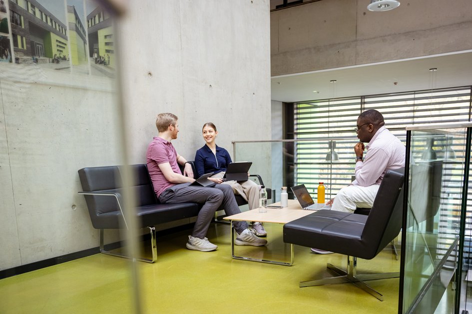 Studierende der Ostfalia Hochschule am Campus Salzgitter. Dort kann man unter anderem Medienmanagement studieren.