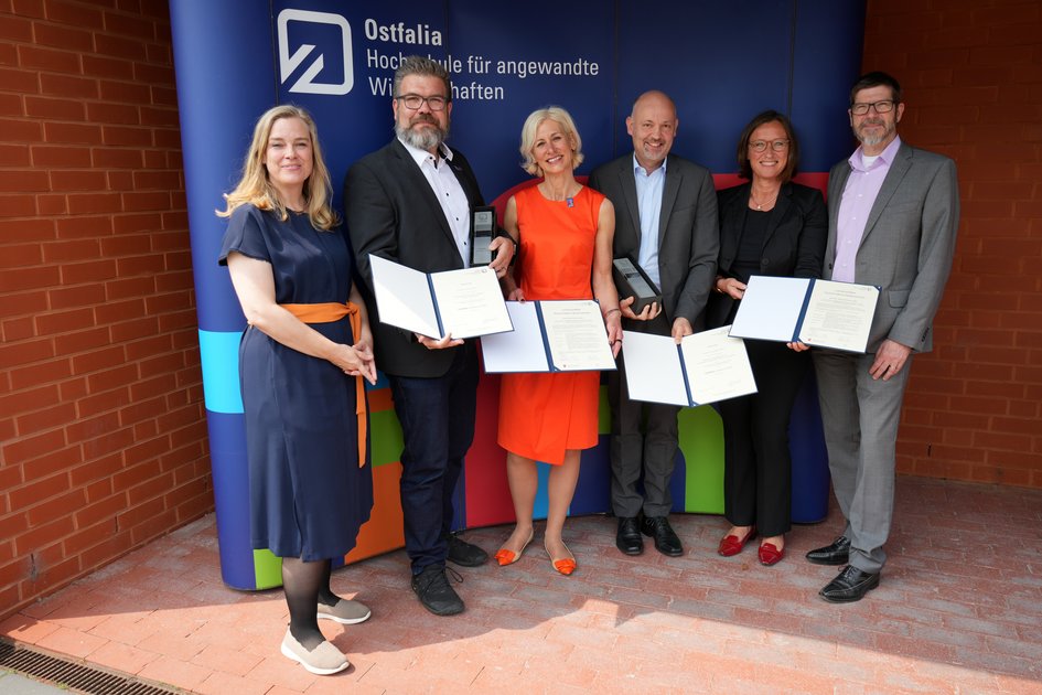 Pressefoto (Marie Ruhm/Ostfalia): v.l.n.r. Ostfalia-Präsidentin Prof. Dr. Julia Siegmüller, der Preisträger der Kategorie „Beste Lehrveranstaltung“ Prof. Dr. Denis Royer (Fakultät Wirtschaft), Claudia Dinse-Ferenczi (Fakultät Wirtschaft) ausgezeichnet mit dem Landeszertifikat Hochschullehre Niedersachsen, der zweite Preisträger in der Kategorie „Beste Lehrveranstaltung“ Prof. Dr.-Ing. Dipl.-Math. Marco Brey (Fakultät Sport-Verkehr-Tourismus-Medien), Bettina Berthold-Löffler (Fakultät Wirtschaft) ausgezeichnet mit dem Landeszertifikat Hochschullehre Niedersachsen und Prof. Dr. Thomas Benda, Vizepräsident für Lehre, Studium und Weiterbildung.