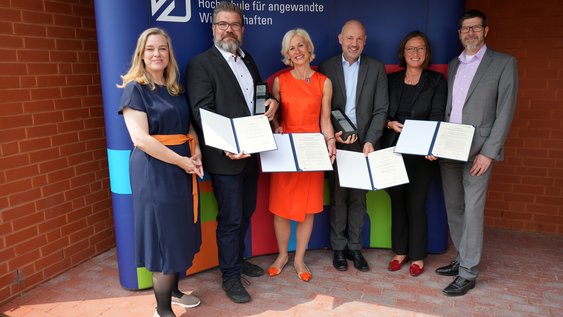 Pressefoto (Marie Ruhm/Ostfalia): v.l.n.r. Ostfalia-Präsidentin Prof. Dr. Julia Siegmüller, der Preisträger der Kategorie „Beste Lehrveranstaltung“ Prof. Dr. Denis Royer (Fakultät Wirtschaft), Claudia Dinse-Ferenczi (Fakultät Wirtschaft) ausgezeichnet mit dem Landeszertifikat Hochschullehre Niedersachsen, der zweite Preisträger in der Kategorie „Beste Lehrveranstaltung“ Prof. Dr.-Ing. Dipl.-Math. Marco Brey (Fakultät Sport-Verkehr-Tourismus-Medien), Bettina Berthold-Löffler (Fakultät Wirtschaft) ausgezeichnet mit dem Landeszertifikat Hochschullehre Niedersachsen und Prof. Dr. Thomas Benda, Vizepräsident für Lehre, Studium und Weiterbildung.