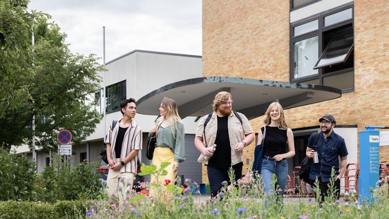 Studierende vor dem Hauptgebäude an der Salzdahlumer Straße. Foto: Ostfalia/Marek Kruszewski