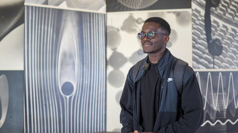 Damien Tebeu, Student der Elektro- und Informationstechnik im ersten Semester an der Ostfalia. (öffnet Vergrößerung des Bildes)