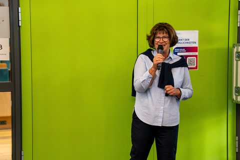 Studiendekanin Prof. Claudia Kaiser bei der Eröffnungsrede (öffnet Vergrößerung des Bildes)