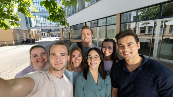 Studierende machen ein Gruppen-Selfie am Campus Wolfsburg