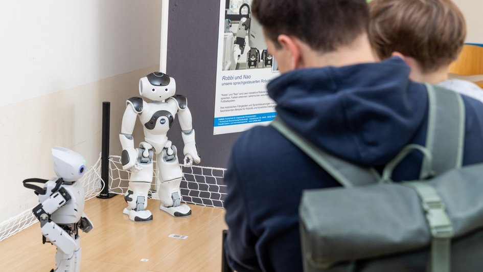 Press photo 1 (Philipp Ziebart/Ostfalia): The voice-controlled robots "Robbi" and "Nao" delighted many guests with their skills at the Ostfalia Campus Day.