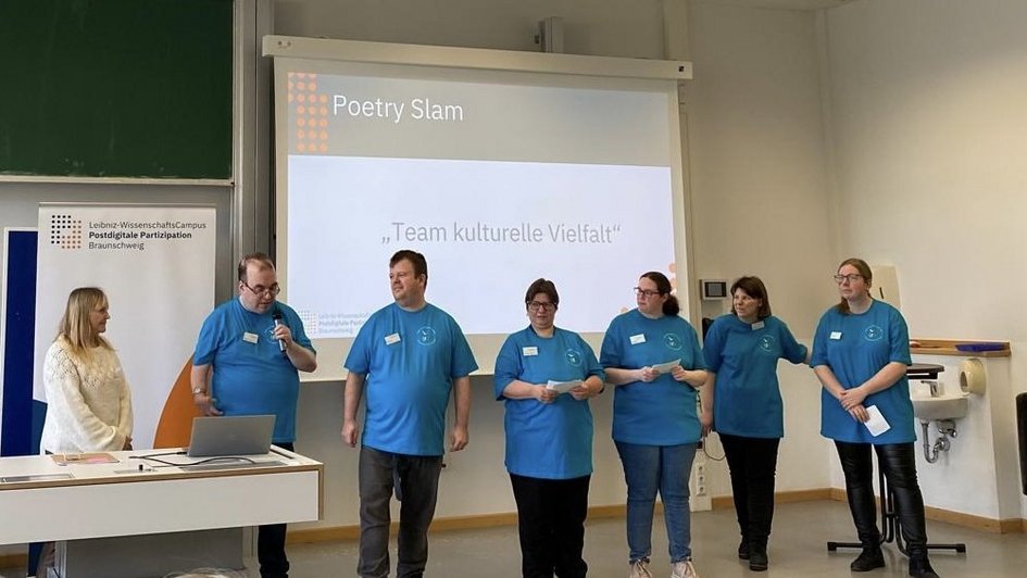 Das Team "kulturelle Vielfalt" beim Poetry-Slam am Campus Day in Wolfenbüttel am 11. November.
