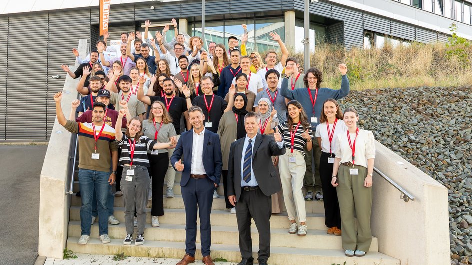 Teilnehmende der ersten Summer School „Automotive Circular Economy“ am Gemeinsamen Campus Wolfsburg mit Dennis Weilmann (Oberbürgermeister der Stadt Wolfsburg, vorne links).