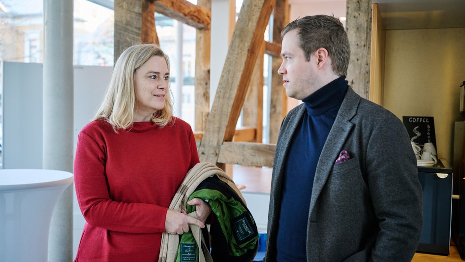 Ostfalia-Präsidentin Julia Siegmüller im Gespräch mit Lars Alt vom Arbeitgeberverband Region Braunschweig.