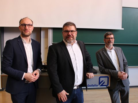 Semesterauftakt am Ostfalia Campus Wolfsburg: Wirtschaftsdezernent Jens Hofschröer, Standortbeauftragter Prof. Dr. Denis Royer und Vizepräsident Prof. Dr. Thomas Benda (von links nach rechts). (öffnet Vergrößerung des Bildes)