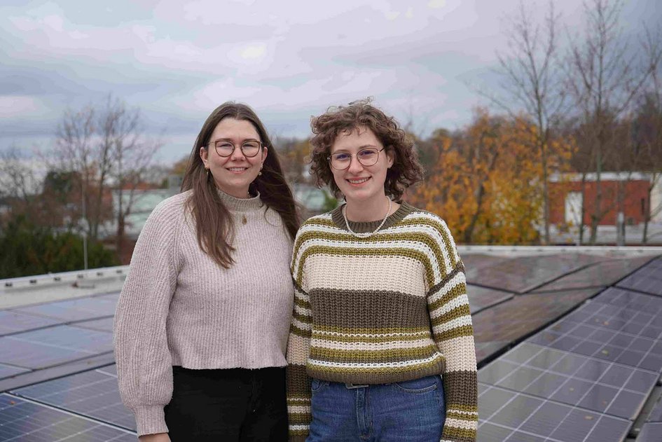 Studientinnen Laura Pleiß und Julia Kattenstroth stehen auf dem Dach der Fakultät Versorgungstechnik
