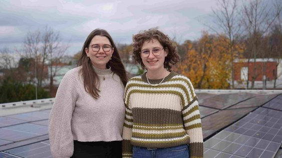 Studientinnen Laura Pleiß und Julia Kattenstroth stehen auf dem Dach der Fakultät Versorgungstechnik