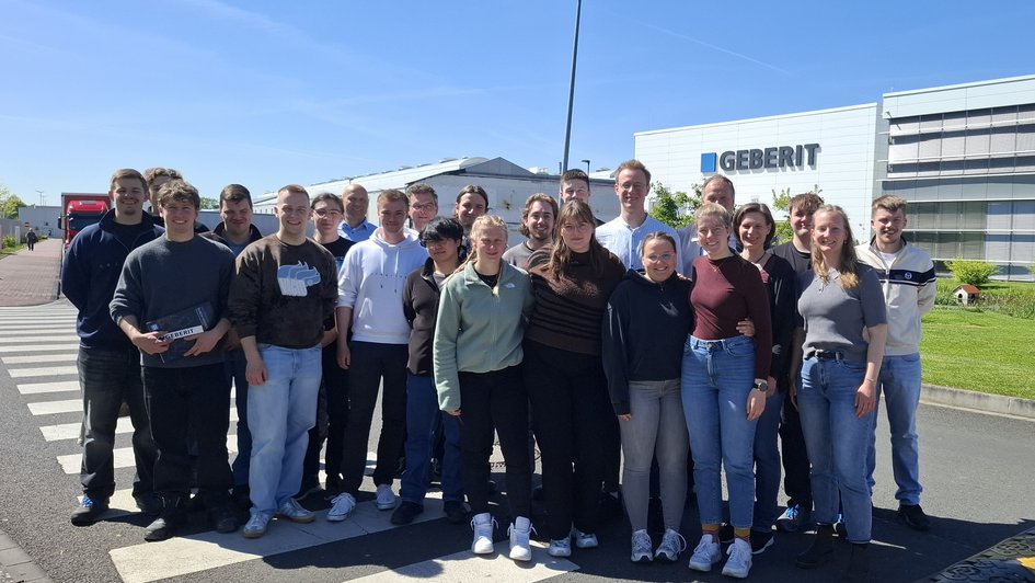 Gruppenbild von Studierenden der Fakultät Versorgungstechnik vor der Firma Geberit.