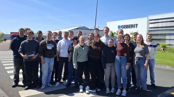 Gruppenbild von Studierenden der Fakultät Versorgungstechnik vor der Firma Geberit.
