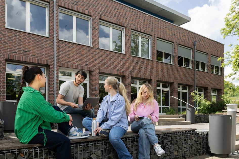 Studierende der Ostfalia Hochschule am Campus Salzgitter. Dort kann man unter anderem Logistik und Informationsmanagement studieren.