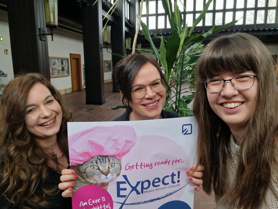 Julia Hussendörfer (Mitte), Lara Mesterknecht und Alicia Beer bereiten gemeinsam die Ostfalia-Karrieremesse Expect vor.