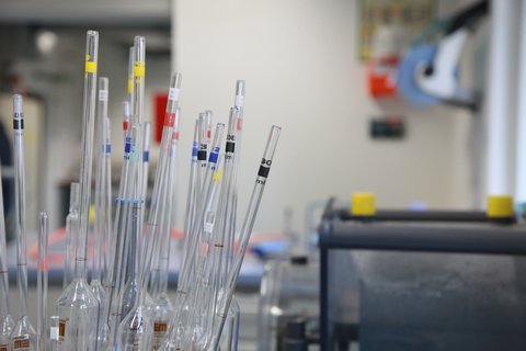 Nahaufnahme Ausstattung im Labor für Gewässerschutz